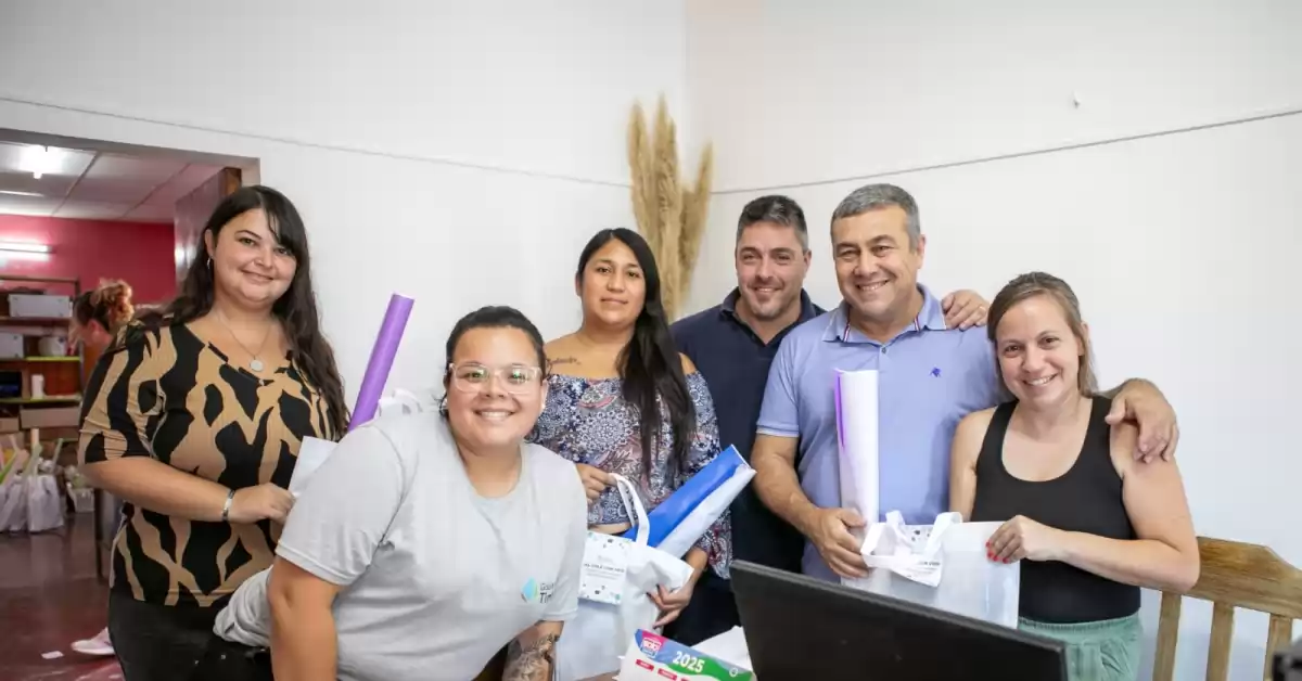 Timbues entregó 500 kits escolares para los niños y adolescentes para el inicio de clases 