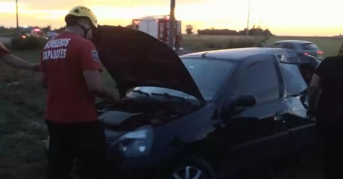 Un auto despistó en colectora de Autopista y chocó con las columnas del alumbrado público 