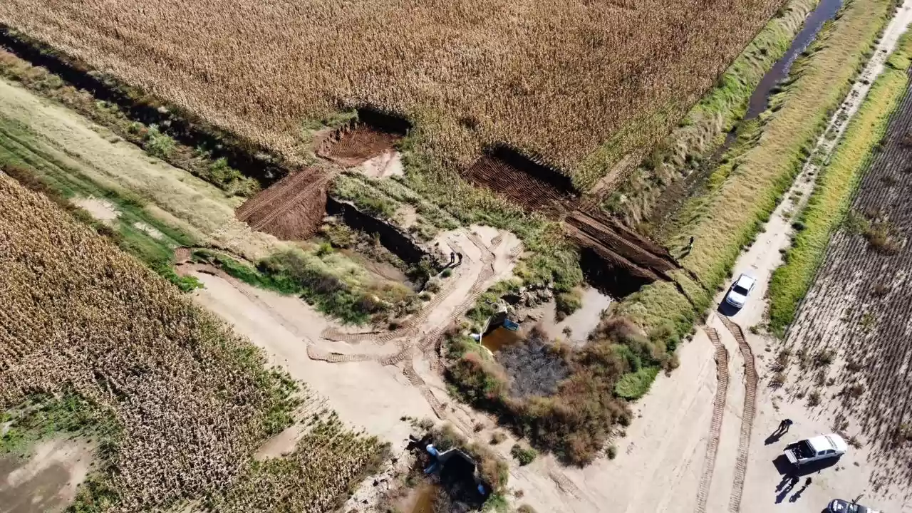 Clausuraron un canal clandestino en donde escurrían agua de una estancia en la laguna La Picasa