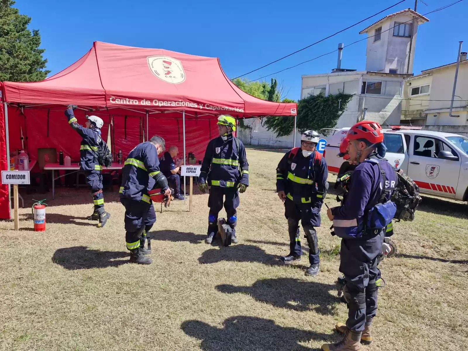 Intensa labor de los brigadistas santafesinos en el derrumbe del hotel de Villa Gesell