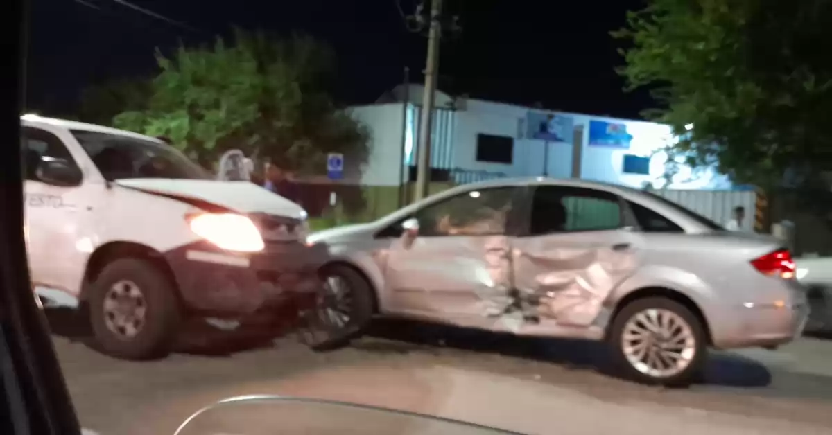 Fray Luis Beltrán: fuerte accidente entre dos autos en Avenida Interurbana