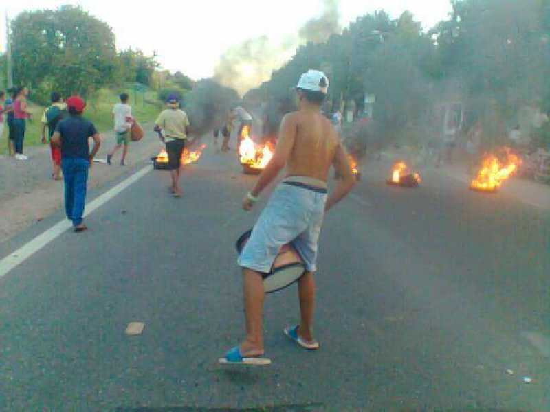 Vecinos de Beltrán cortaron la ruta frente al municipio para reclamar