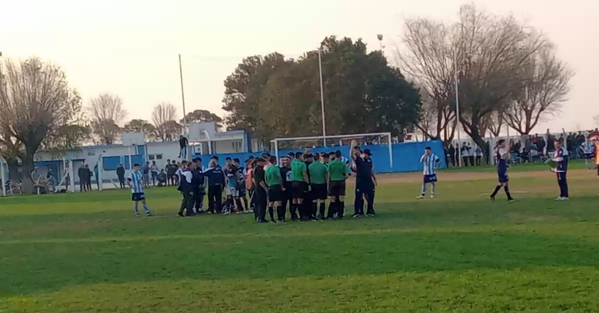 Un hincha agredió a un futbolista cuando se disputaba un partido de la Liga Totorense