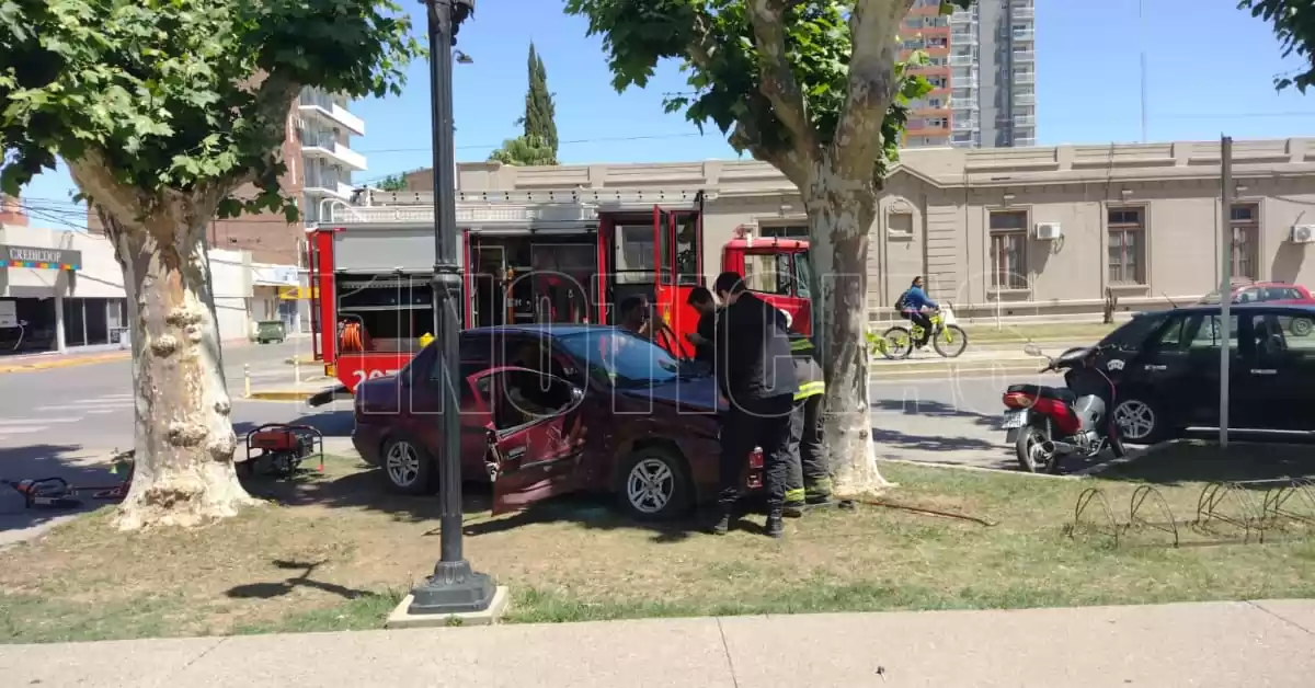 Fuerte choque entre dos autos en esquina céntrica de San Lorenzo