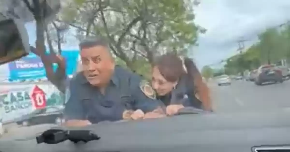 Córdoba: imputaron al joven que intentó evadir un control y arrastró a dos policías en el capó del auto