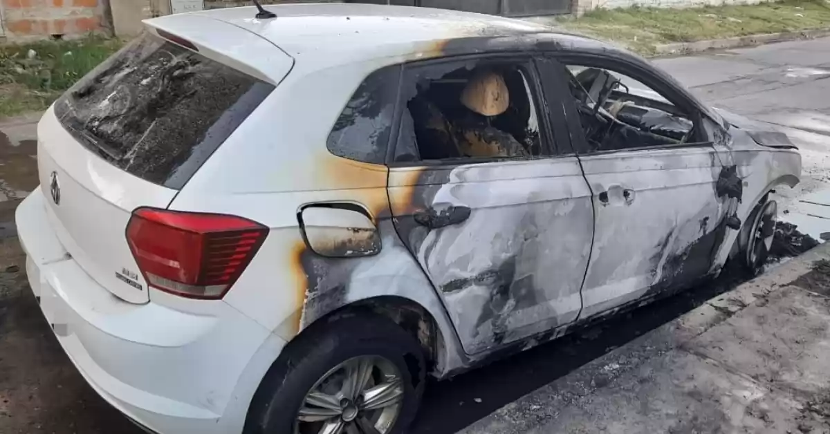 Capitán Bermúdez: Hallaron un auto en llamas y ahora buscan al dueño