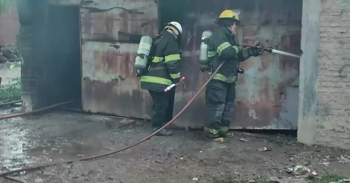 Pérdidas totales y un bombero recibió una descarga eléctrica en el voraz incendio de un galpón en Bermúdez