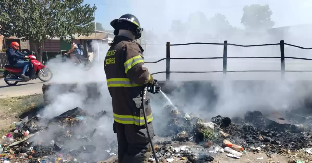 Bomberos intervinieron en una quema de residuos en San Lorenzo y advierten sobre sus peligros