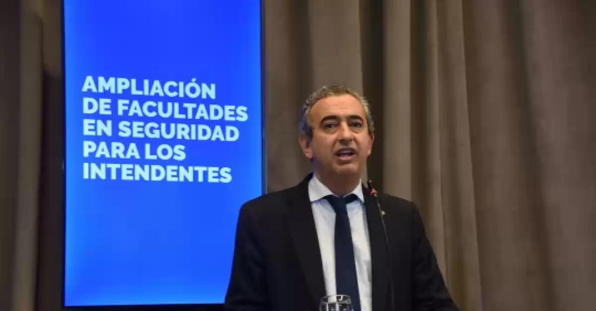 Javkin presentó un proyecto para que los intendentes elijan a los jefes policiales