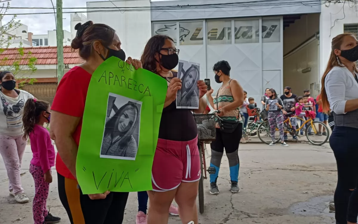 Continúa la búsqueda de Camila Fernández en Baigorria: vecinos marcharon a la Comisaría