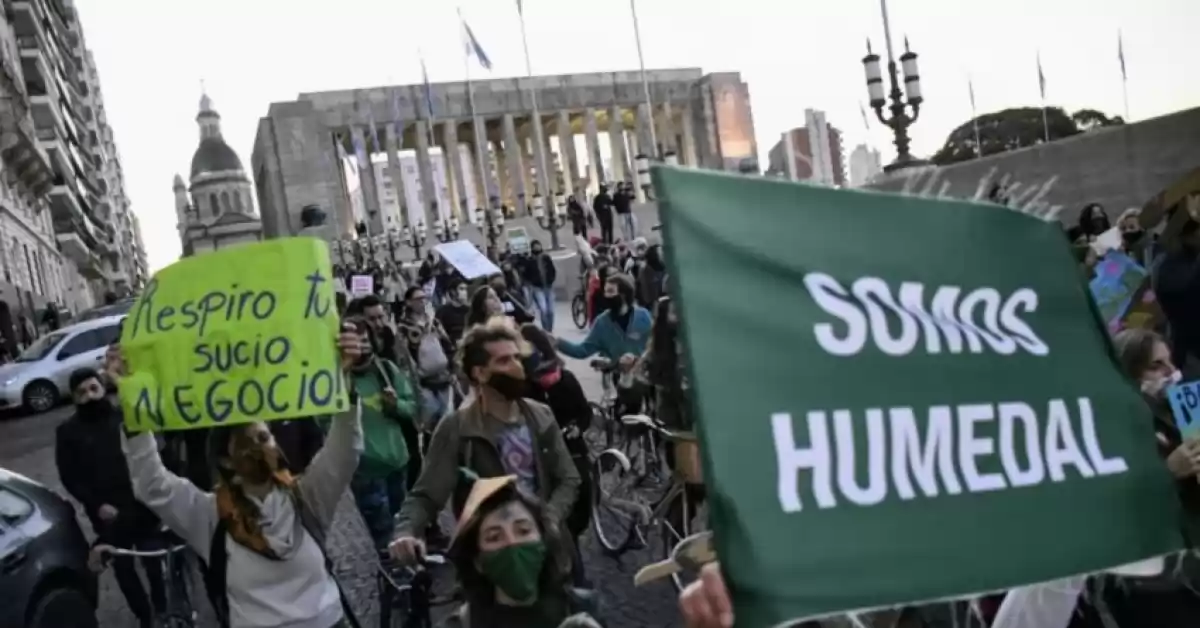Convocan a una movilización al Monumento a la Bandera contra las quemas en las islas