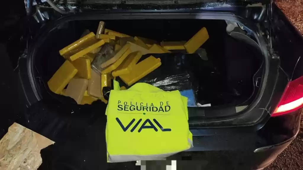 Chocó en la Autopista Rosario - Santa Fe y le encontraron panes de marihuana en el baúl