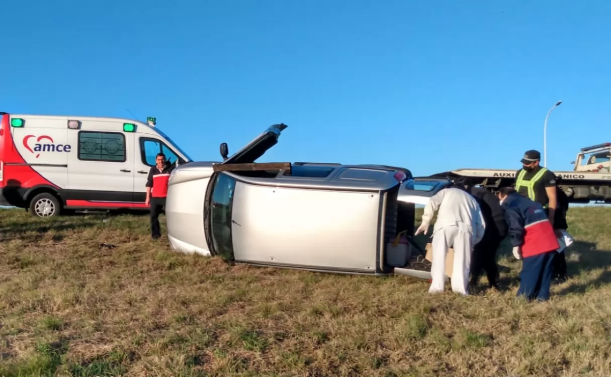 Con un Dios aparte: una monja volcó con su auto en la autopista y salió ilesa
