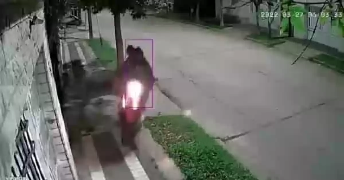 “Dame el celular o te rompo la cabeza”: estremecedor video del robo a un joven en Capitán Bermúdez