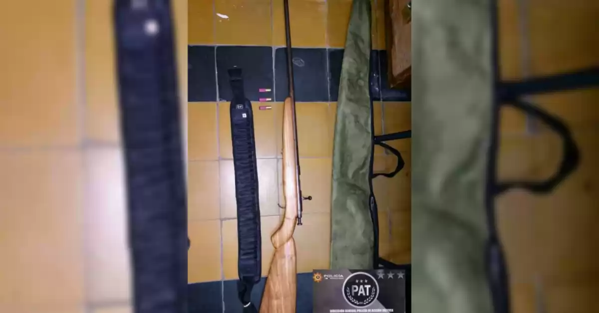 Beltrán: vio a la policía, intentó esconder un arma y lo detuvieron