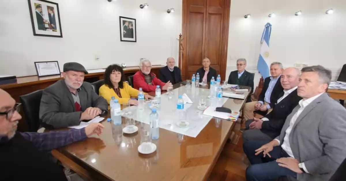 Paritarias Santa Fe: el gobierno se reunirá con estatales, docentes y trabajadores de la salud el martes