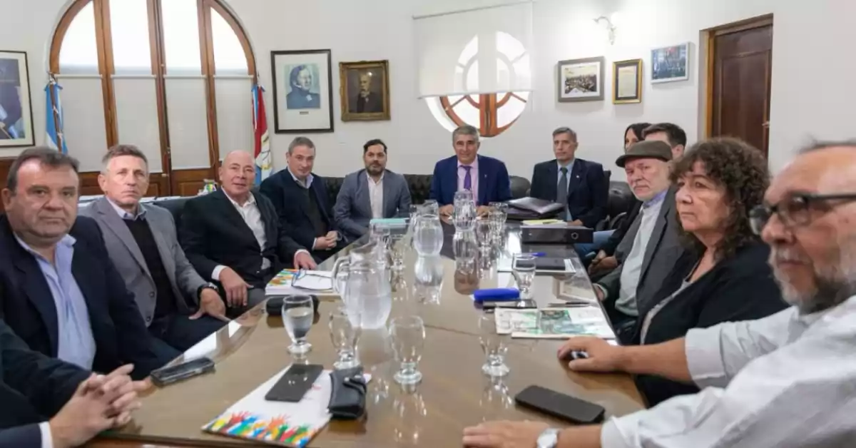 Paritarias Santa Fe: ATE y UPCN calificaron como 