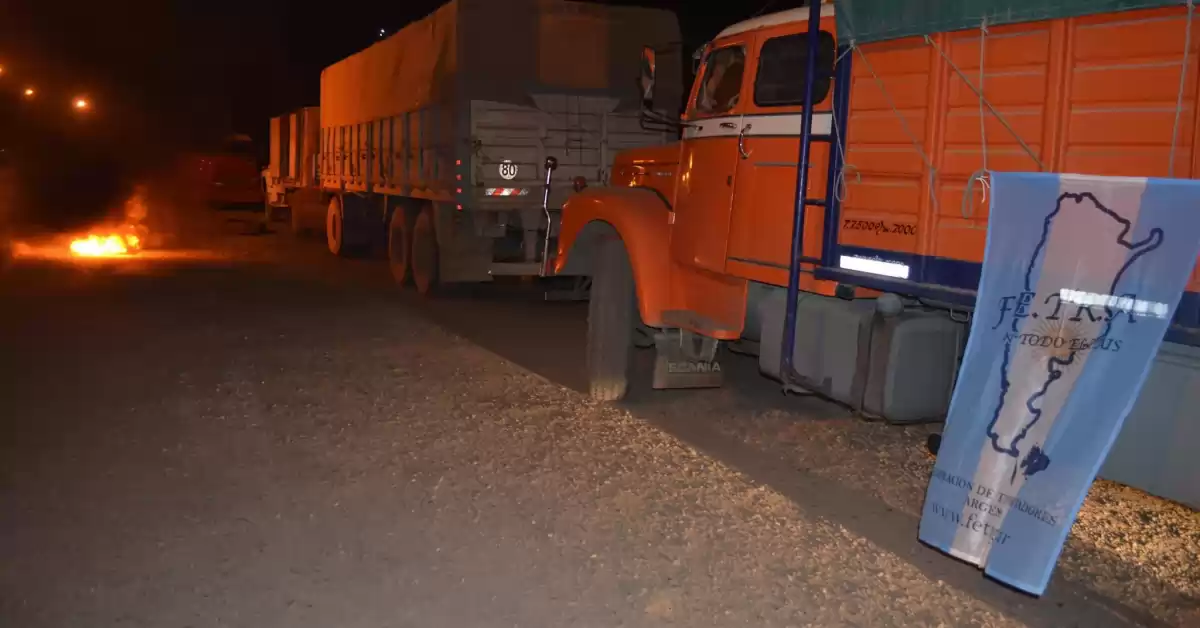 Paro Nacional de Transporte de Granos: hay manifestaciones y asambleas en banquinas de rutas de la región