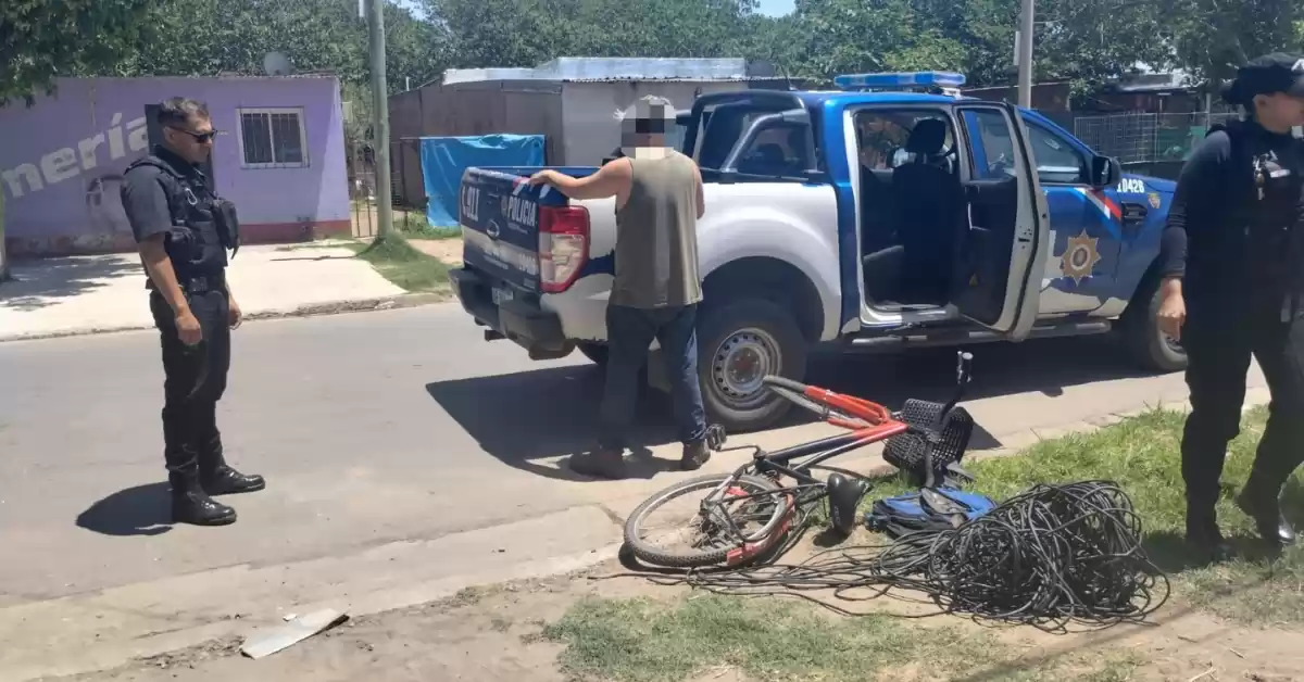 Demoraron a un joven por circular con varios metros de cables presuntamente robados