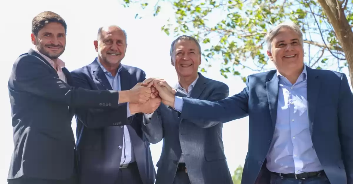 Perotti y Pullaro se mostraron juntos en un acto Coronda en medio de la transición de gobierno