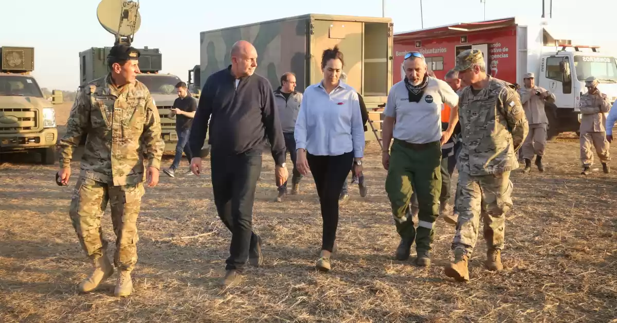Quemas en las islas: Perotti recorrió el puesto del Comando Unificado en la base operativa de Alvear