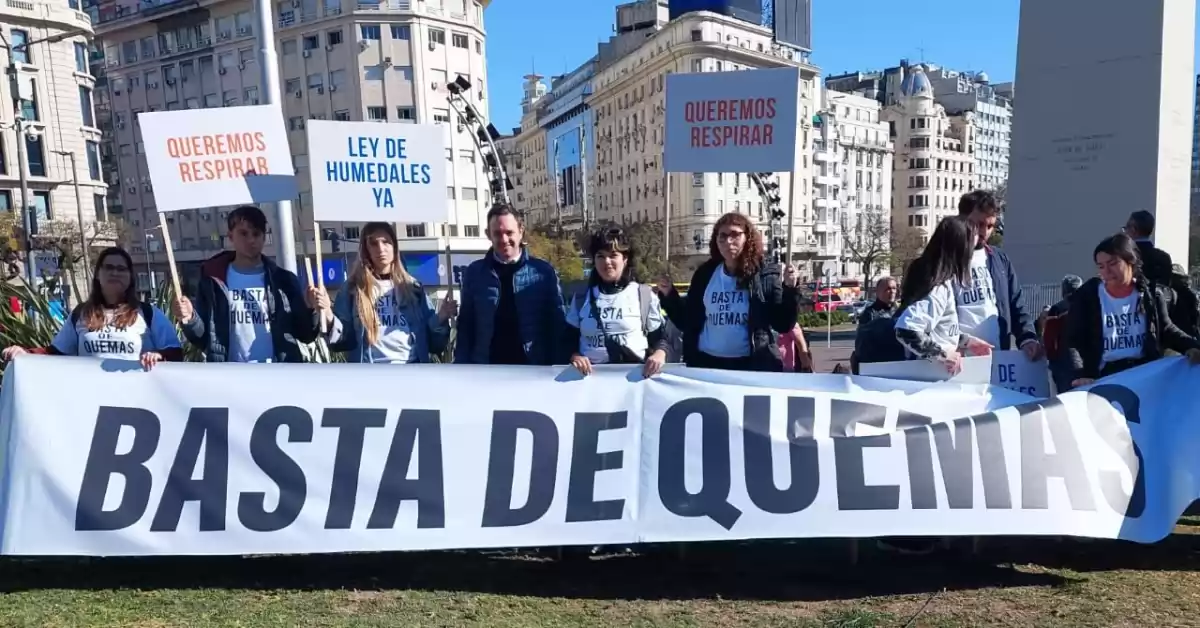 El concejal Ore participó de la manifestación en el Obelisco contra las quemas en las islas 