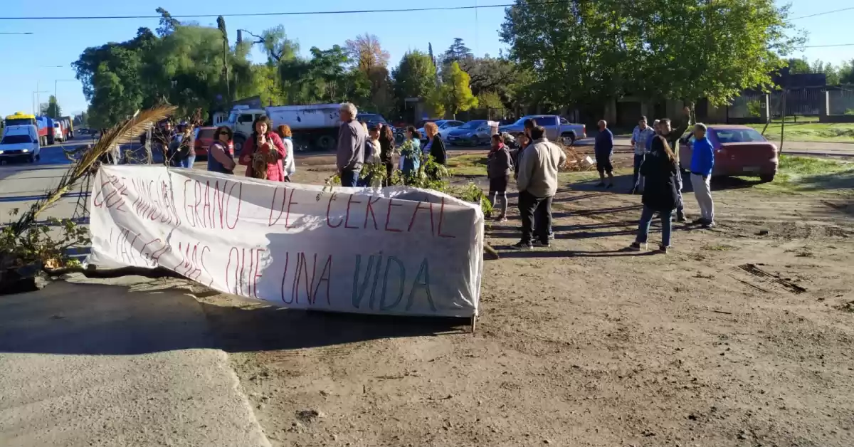 Vecinos se manifiestan en Villa La Rivera por los camiones sin cortar la ruta 