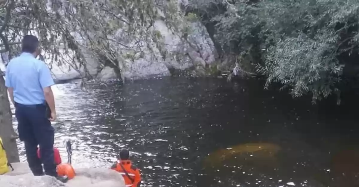La Cumbrecita: un turista cayó a un arroyo con su hija, se golpeó la cabeza y murió