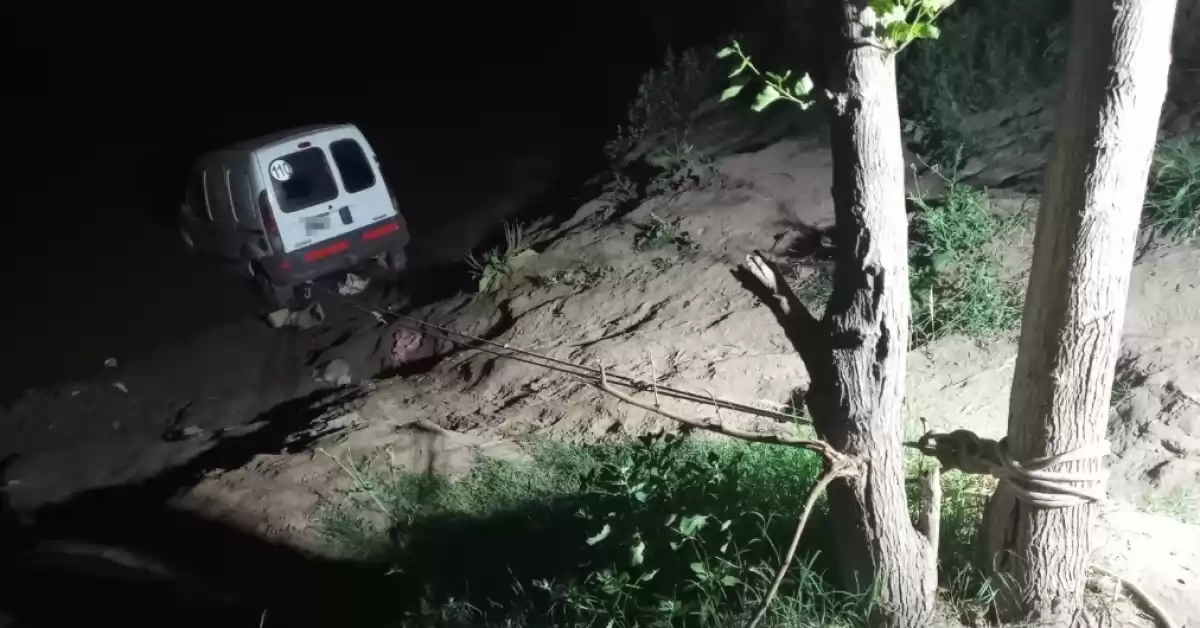 Una camioneta desbarrancó y mató a un niño de 3 años que jugaba cerca del río