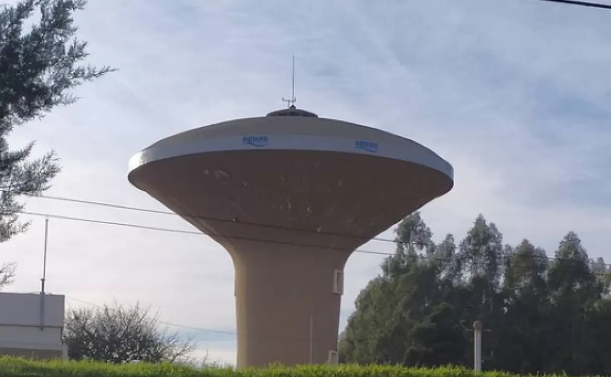Un diseñador bermudense convirtió el tanque de agua en un plato volador