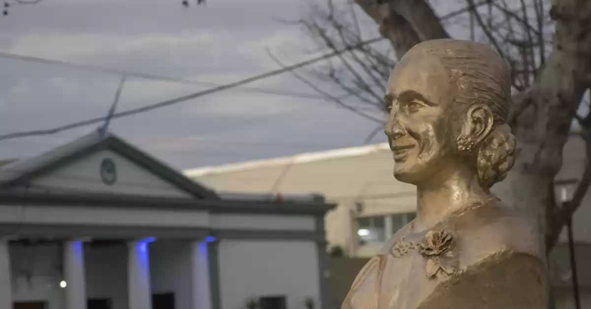 Timbúes: restauraron el busto de Evita que había sido vandalizado 