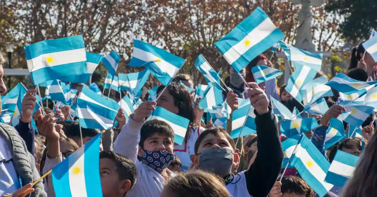 Timbúes: alumnos de 4° grado prometieron lealtad a la bandera en la plaza central
