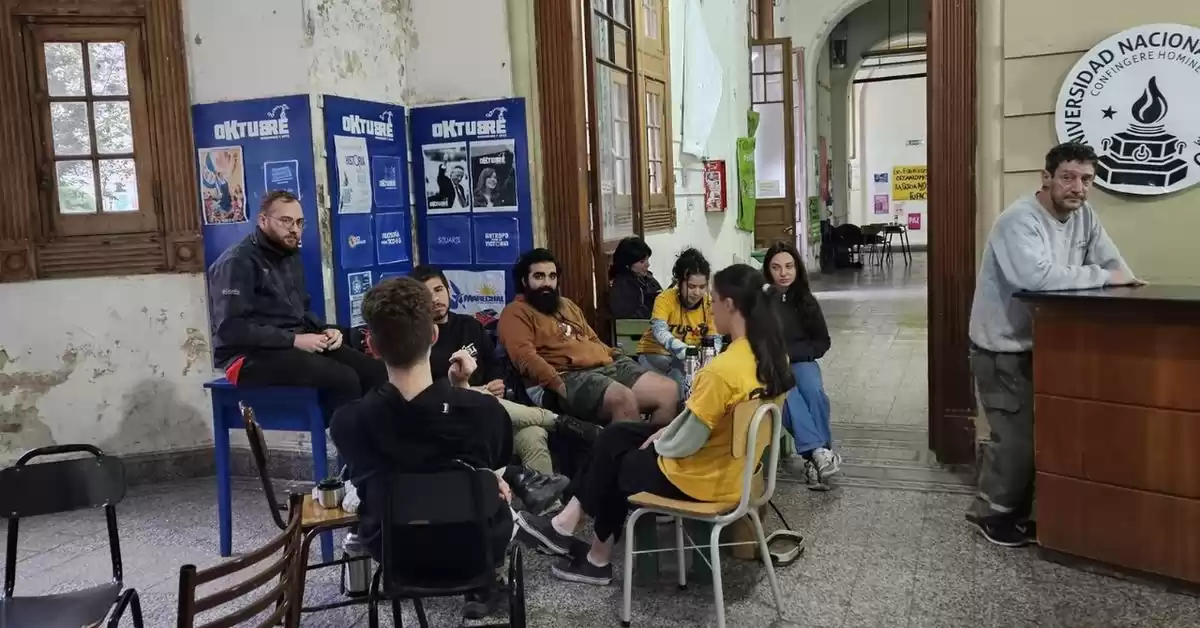 Estudiantes de Rosario tomaron la facultad de Humanidades y Artes en rechazo al veto a la ley de financiamiento universitario 