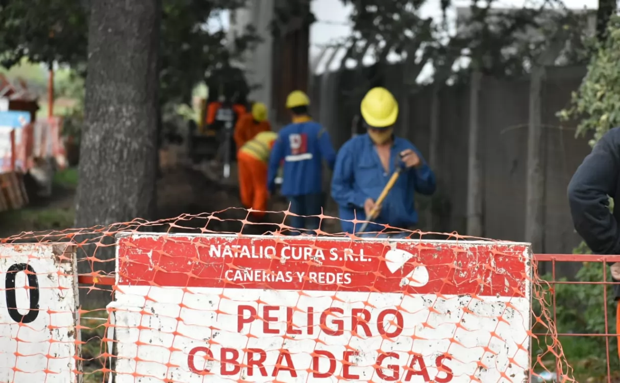 Con fondos municipales puerto amplia la obra de gas natural