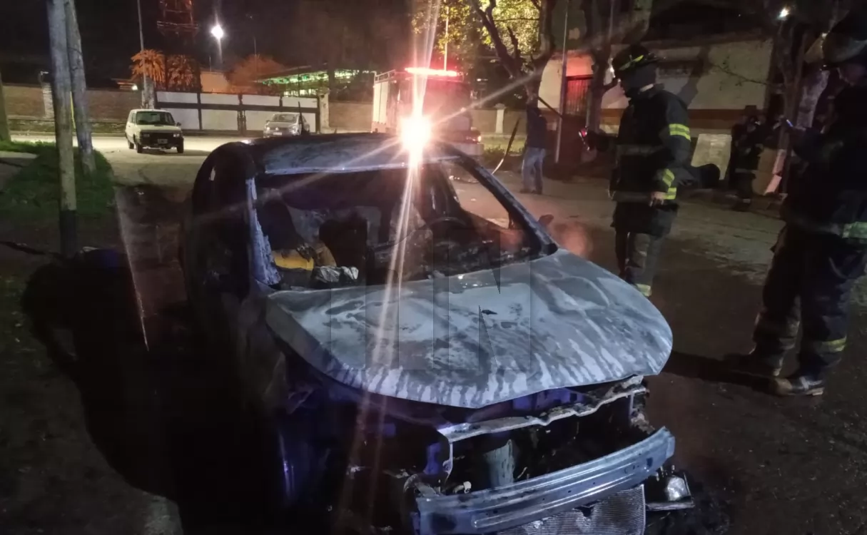 San Lorenzo: Se incendió un automóvil en la madrugada, investigan si fue intencional