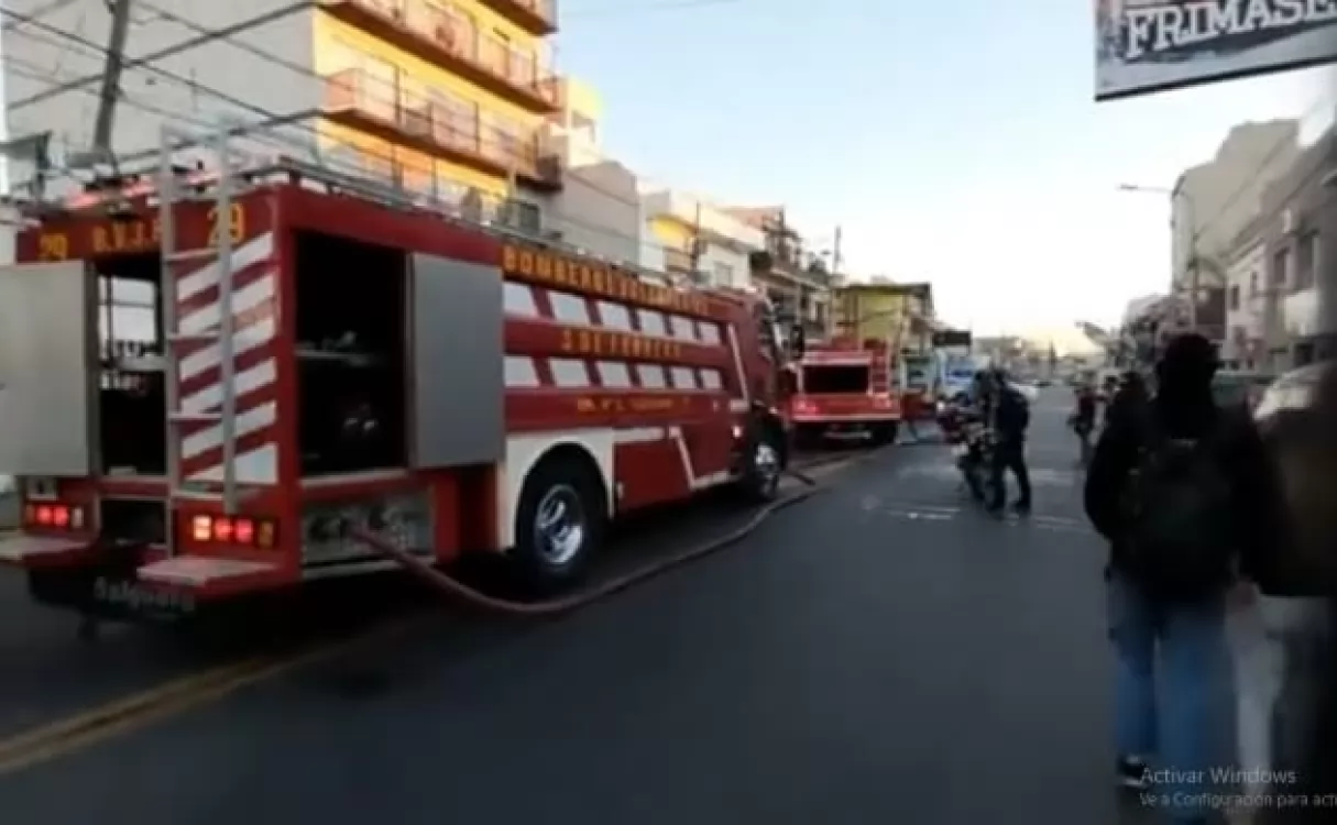 Incendio fatal en Caseros: un bombero murió y dos están en grave estado