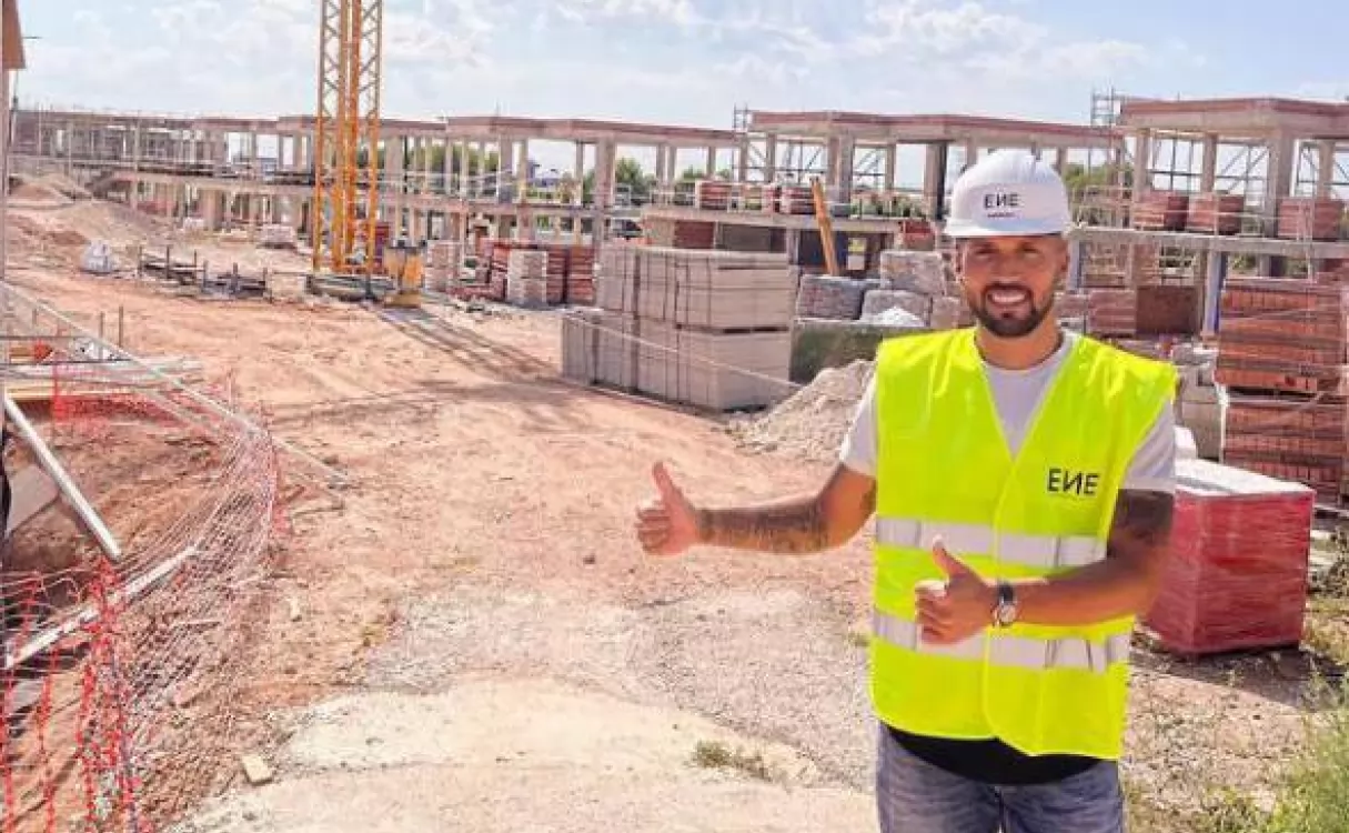 De la cancha a las obras: la nueva vida del ex defensor de Newells, Ezequiel Garay