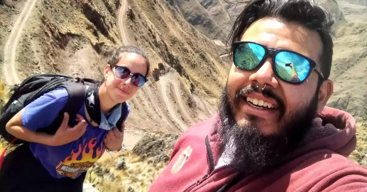 Una pareja de jóvenes sanlorencinos recorre Argentina en moto y realiza una rifa para recaudar fondos