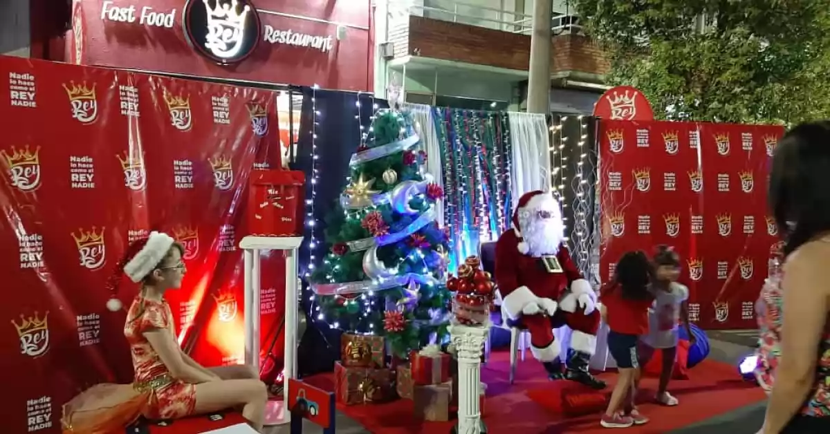 Papá Noel abrió la semana navideña en el Rey Fast Food 
