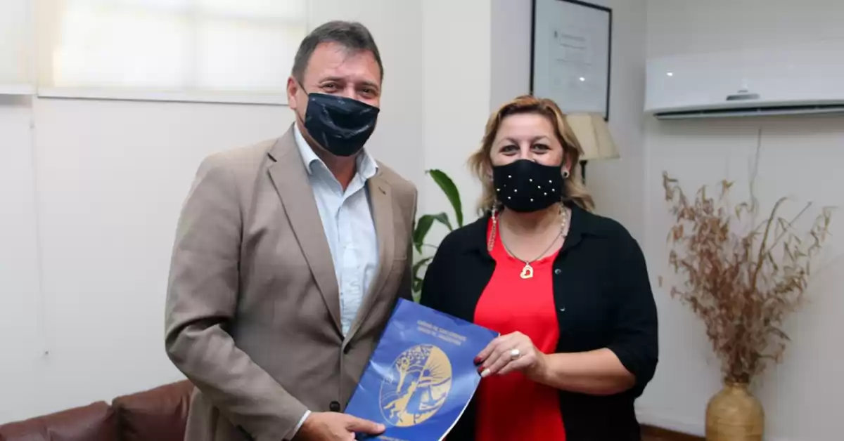 Raimundo entregó fondos a la vecinal de barrio Rivadavia que recibirá a alumnos de la escuela Benielli