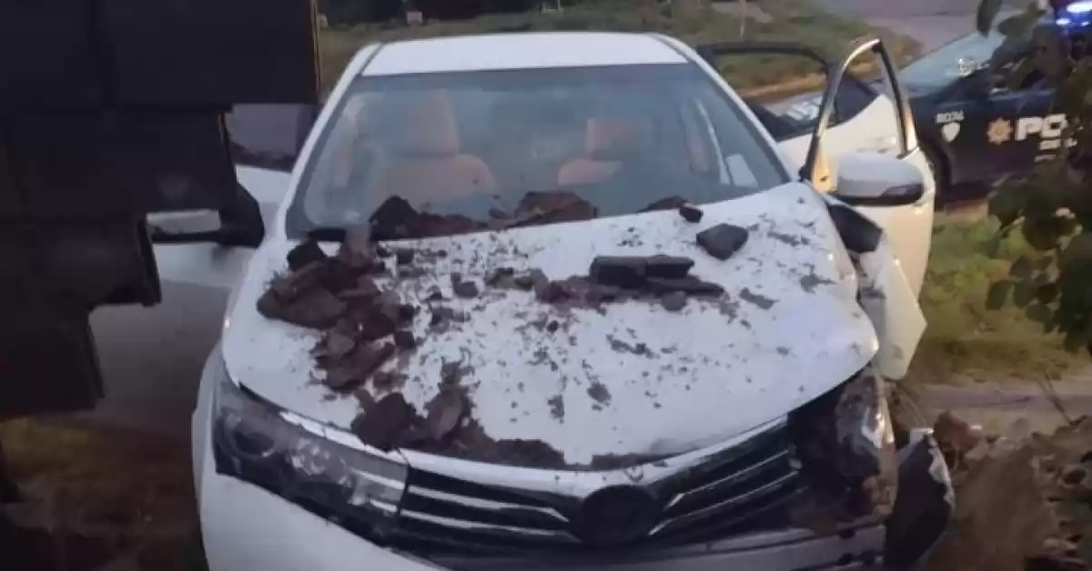 Robó un auto y terminó chocando con el tapial de una vivienda