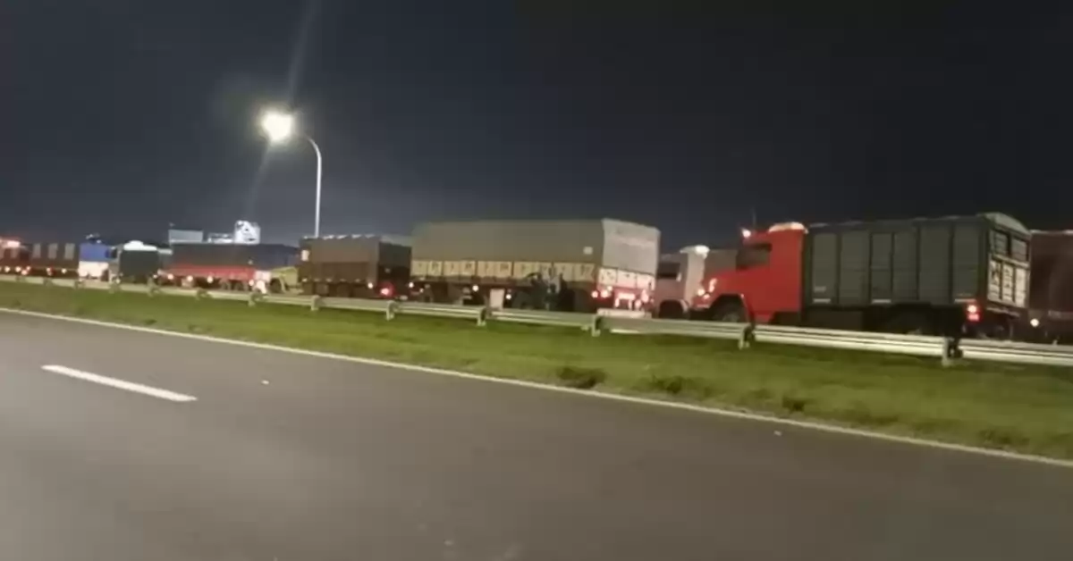 Tránsito colapsado en Autopista Rosario Santa Fe por gran afluencia de camiones