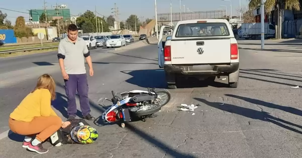 Una motociclista resultó con fracturas tras chocar con una camioneta en San Lorenzo 