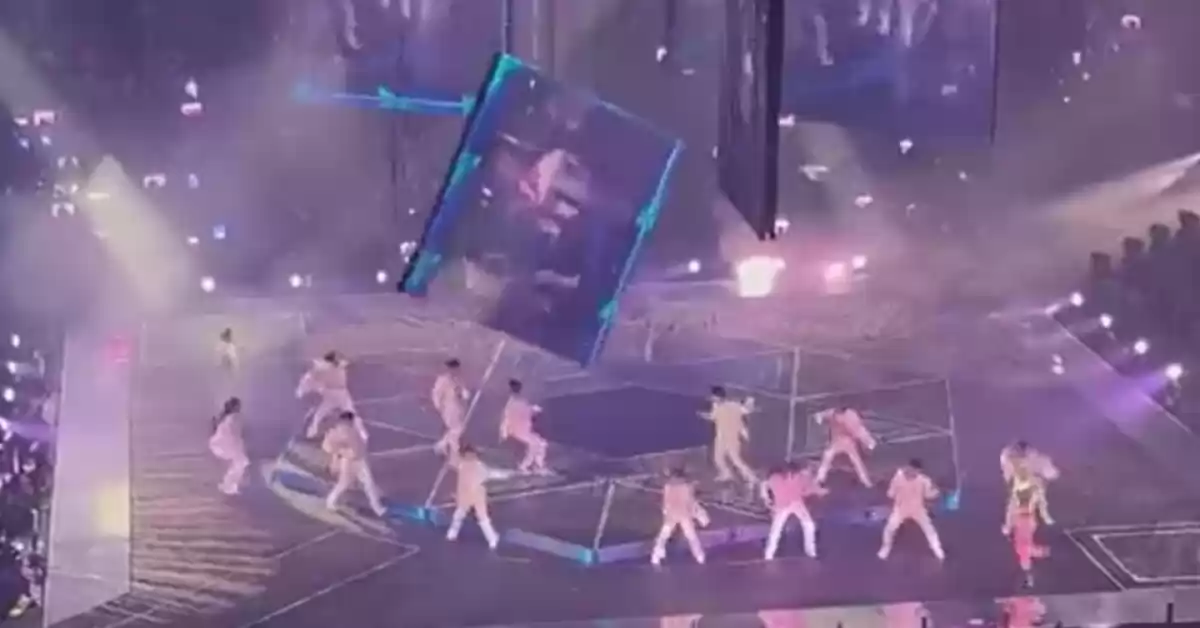 Una pantalla gigante aplastó a dos cantantes de Mirror en Hong Kong