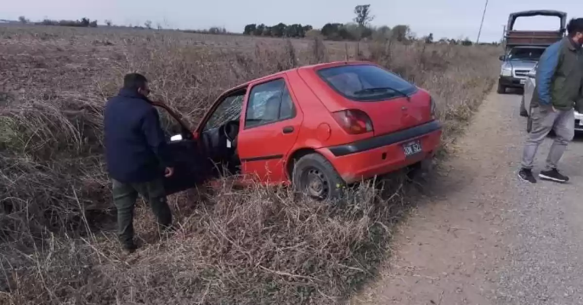 Un auto despistó y se metió a la zanja de un camino rural de Aldao