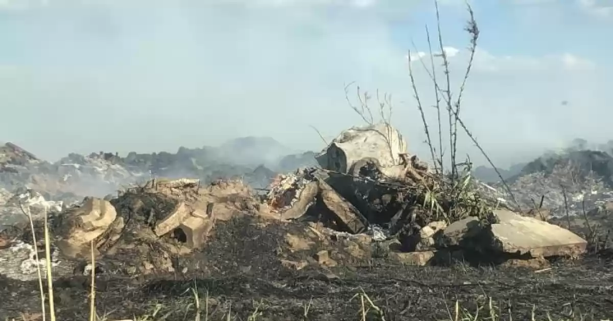 Olor nauseabundo y humo: las consecuencias de un basural encendido en Bermúdez