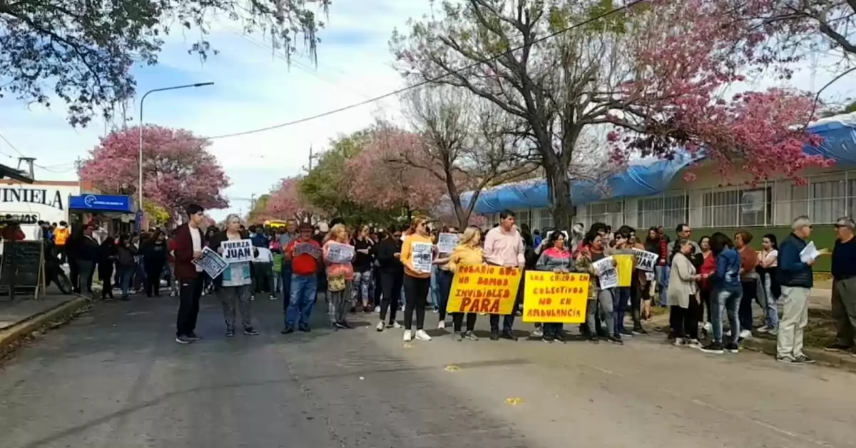 Marcharon hasta el galpón de Rosario Bus para pedir que los colectivos paren en la Escuela Técnica