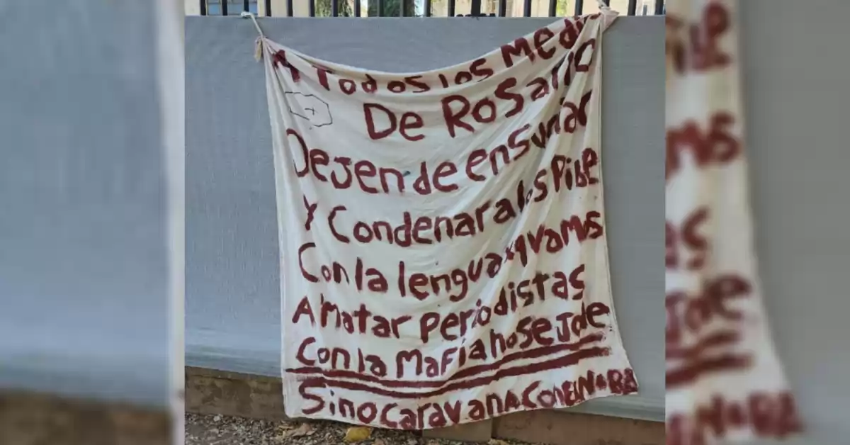 Dejaron un cartel con amenazas a periodistas en la puerta de Telefe Rosario