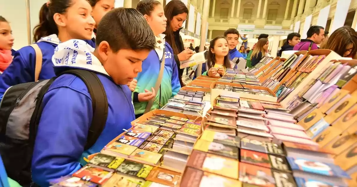 Feria y colecta de libros usados en la escuela 223 de Capitán Bermúdez
