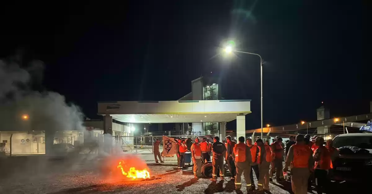 Estibadores protestan frente a las terminales portuarias